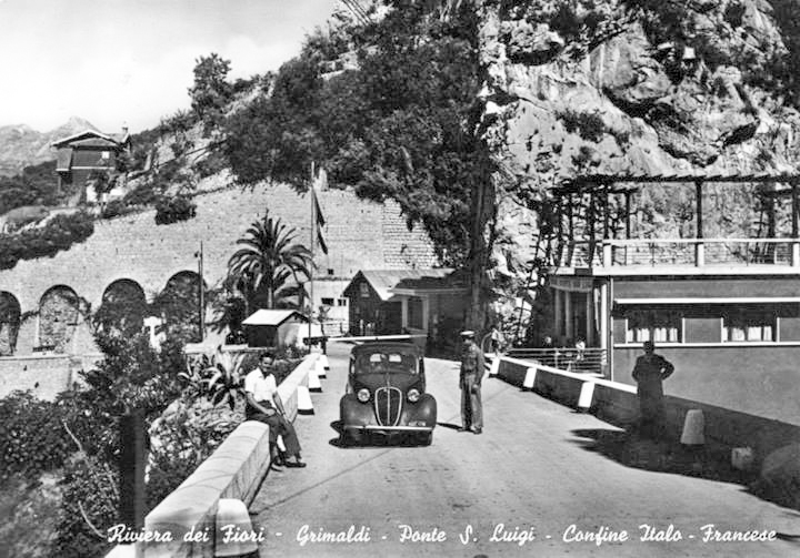 Ligne Maginot - PONT SAINT LOUIS (BARRAGE RAPIDE) - (Blockhaus pour canon) - L'avant poste est visible à l'arrière plan de cette photo prise depuis l'Italie  - Grimaldi
