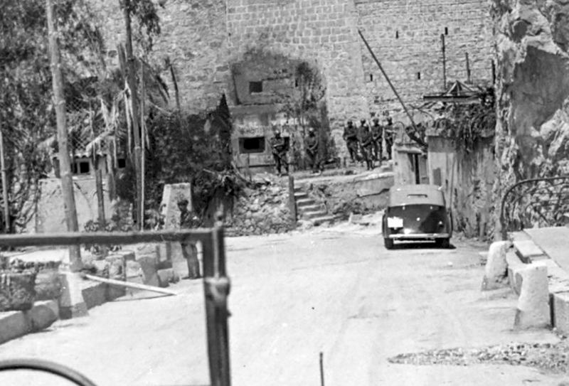 Ligne Maginot - PONT SAINT LOUIS (BARRAGE RAPIDE) - (Blockhaus pour canon) - Photo prise en juillet 1940 ; la barriére  antichar est rentrée  et la façade  porte les inscriptions laissées par  l'armée  italienne - inconnu