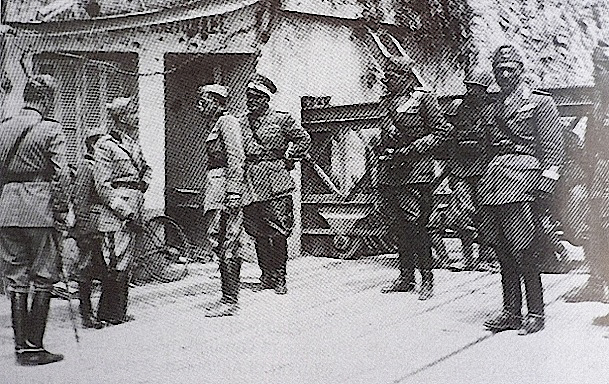 Ligne Maginot - PONT SAINT LOUIS (BARRAGE RAPIDE) - (Blockhaus pour canon) - Officiers italiens devant la barrière - inconnu