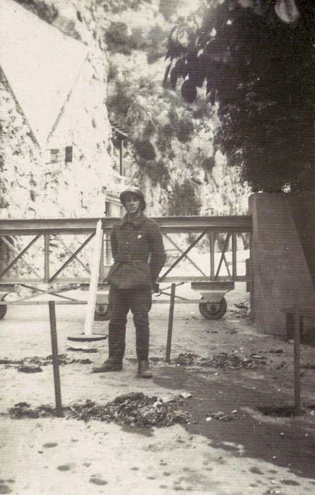 Ligne Maginot - PONT SAINT LOUIS (BARRAGE RAPIDE) - (Blockhaus pour canon) - Bien que de mauvaise qualité, cette photo montre le dispositif de mines (piquets Ollivier) disposé derrière la barrière. Seuls dépassent du sol les tubes montés sur les allumeurs de ces dispositifs. On y note aussi les jambes de force renforçant la barrière 