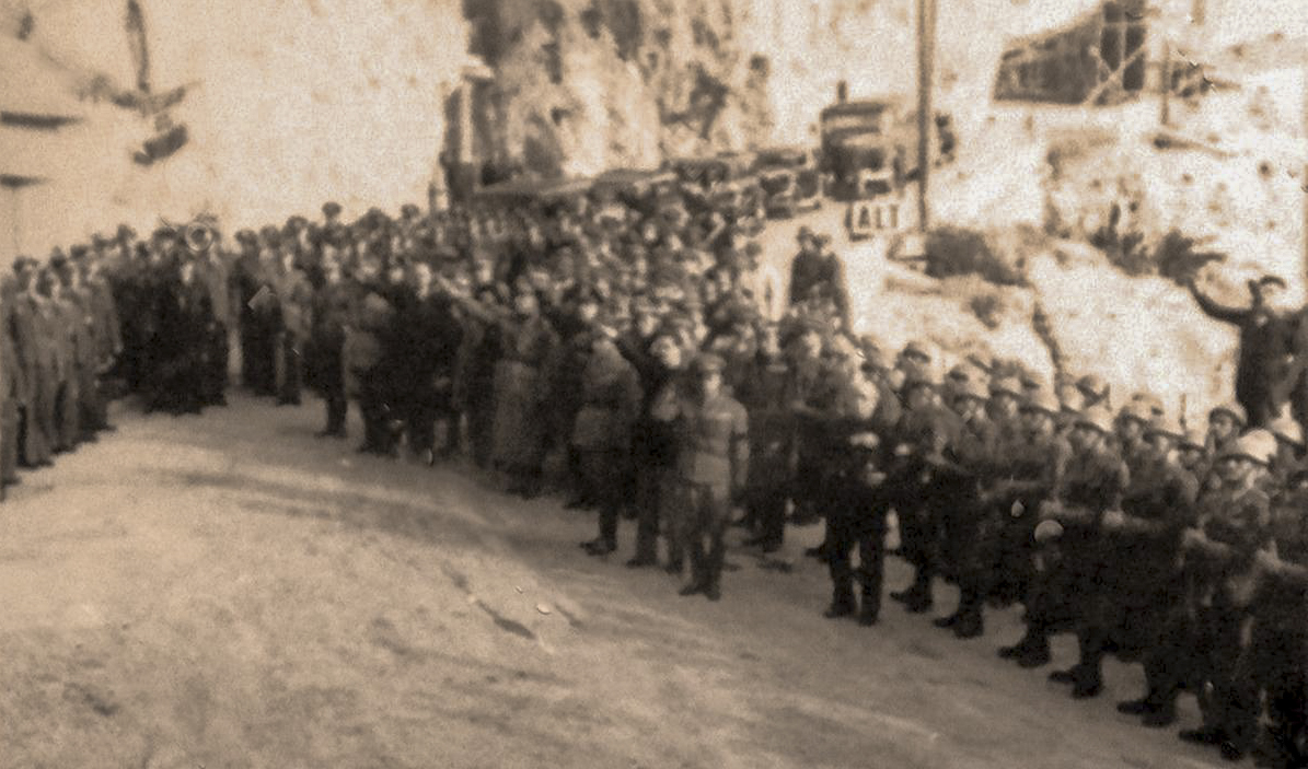 Ligne Maginot - PONT SAINT LOUIS (BARRAGE RAPIDE) - (Blockhaus pour canon) - Les différentes troupes. Au fond le bâtiment des douanes italiennes en construction - Istituto Luce