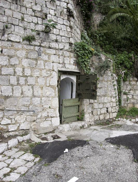 Ligne Maginot - PONT SAINT LOUIS (BARRAGE RAPIDE) - (Blockhaus pour canon) - La porte d'entrée ne peut plus être refermée suite à un mouvement de terrain
2014 - LOVINY Alain