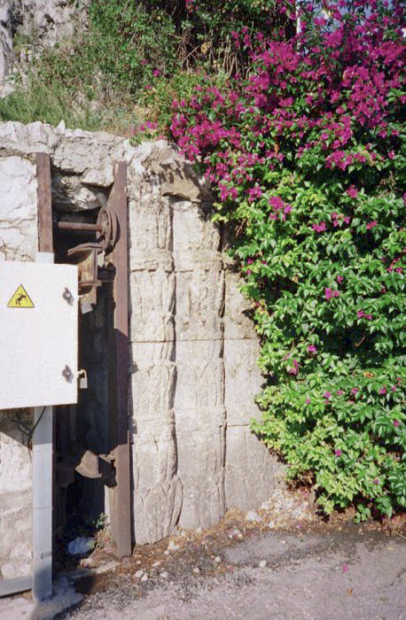 Ligne Maginot - PONT SAINT LOUIS (BARRAGE RAPIDE) - (Blockhaus pour canon) - La barriére
Sur la gauche du logement de la barriére, on peut voir les vestiges du début de la construction d'un monument à la gloire de l'Italie vainqueur dont la base était faite de faisceaux romains. Ce monument qui devait être gigantesque n'a jamais été achevé - LOVINY Alain
