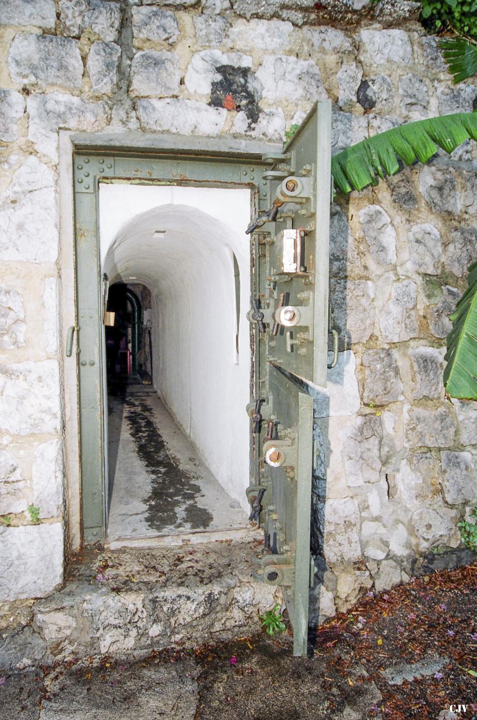 Ligne Maginot - PONT SAINT LOUIS (BARRAGE RAPIDE) - (Blockhaus pour canon) - L'entrée de l'avant poste, coté ennemi - Lia VERMEULEN