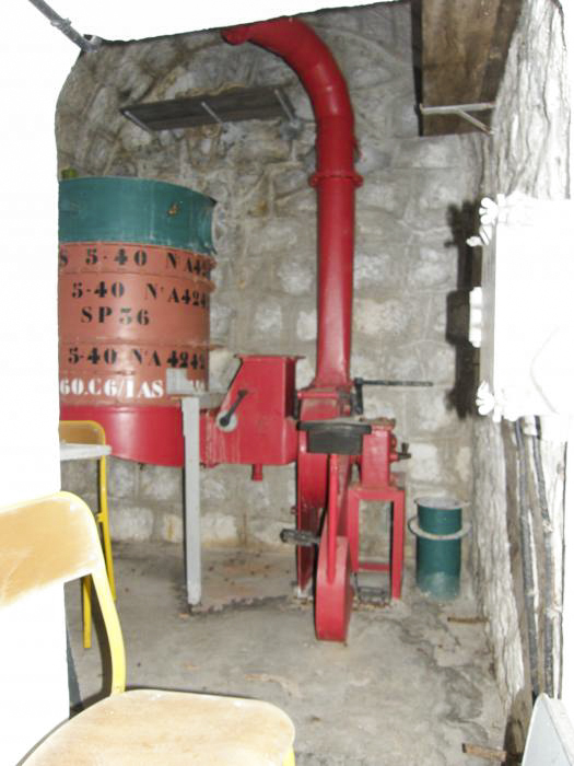 Ligne Maginot - PONT SAINT LOUIS (BARRAGE RAPIDE) - (Blockhaus pour canon) - Le système de ventilation avec son pédalier. Sur la droite, un boitier destiné à l'allumage de la DMP du pont de Garavan - LOVINY Alain