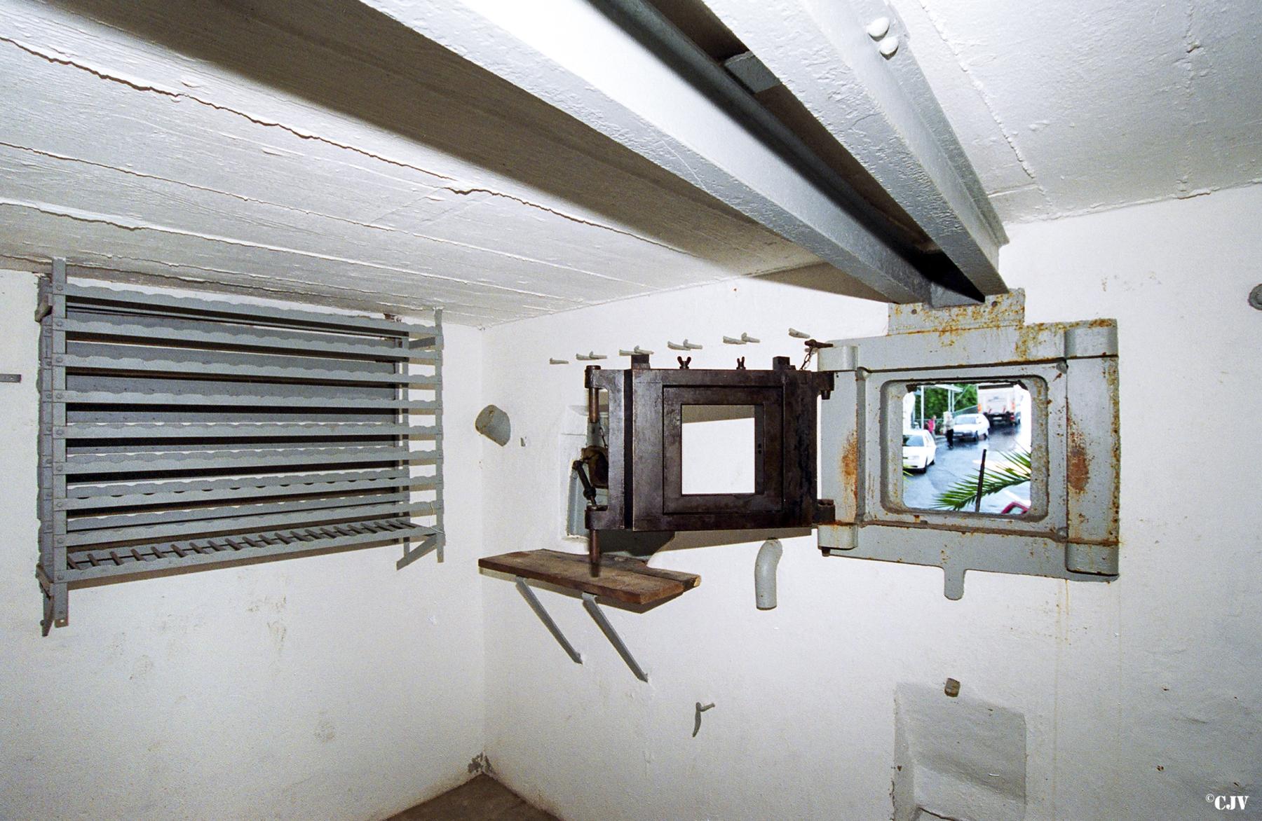 Ligne Maginot - PONT SAINT LOUIS (BARRAGE RAPIDE) - (Blockhaus pour canon) - Le créneau pour canon antichar de 37mm, interchangeable avec un jumelage de mitrailleuses Reibel MAC31 - Lia VERMEULEN