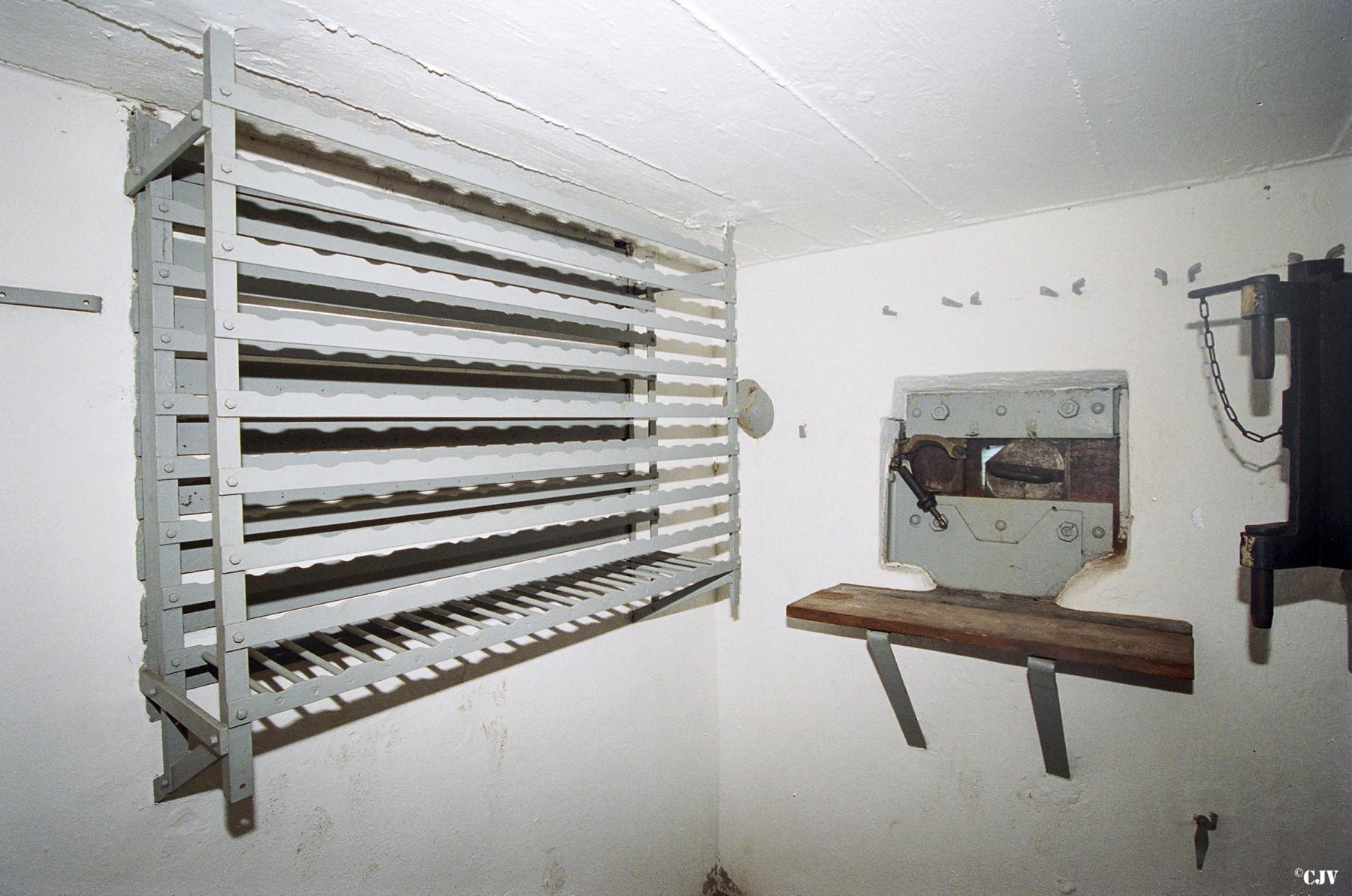 Ligne Maginot - PONT SAINT LOUIS (BARRAGE RAPIDE) - (Blockhaus pour canon) - Le créneau pour FM et casiers pour obus antichar - Lia VERMEULEN