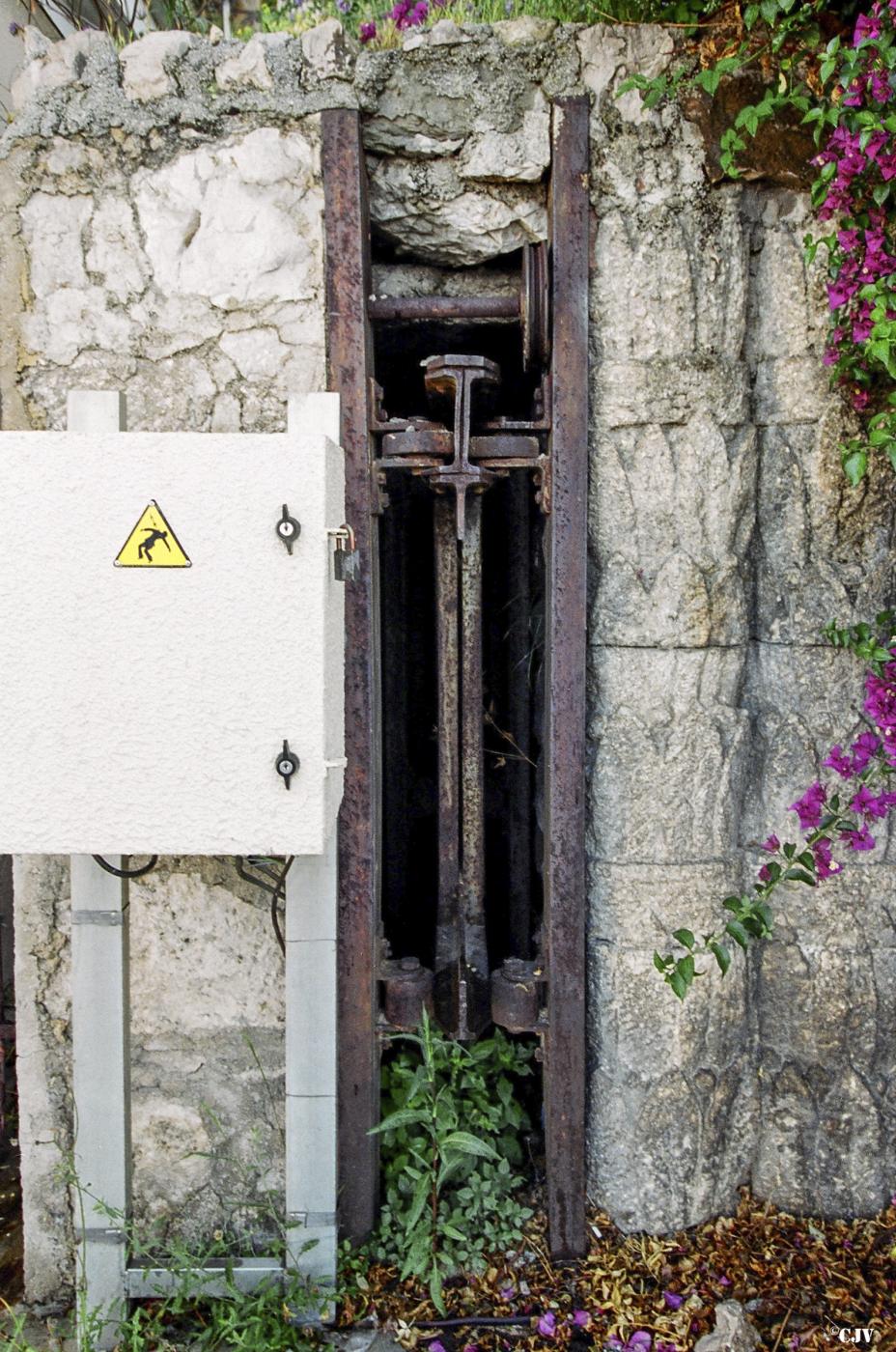 Ligne Maginot - PONT SAINT LOUIS (BARRAGE RAPIDE) - (Blockhaus pour canon) - La barrière toujours dans son logement - Lia VERMEULEN