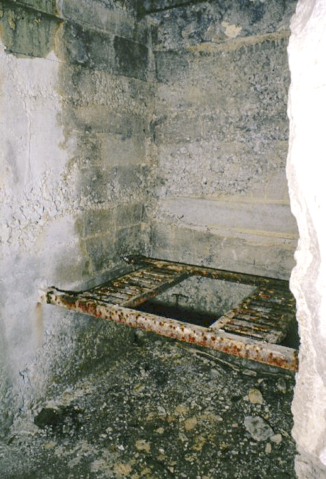 Ligne Maginot - CASTES RUINES (CR) - (Ouvrage d'infanterie) - Bloc 1 
Les latrines

 - LOVINY Alain