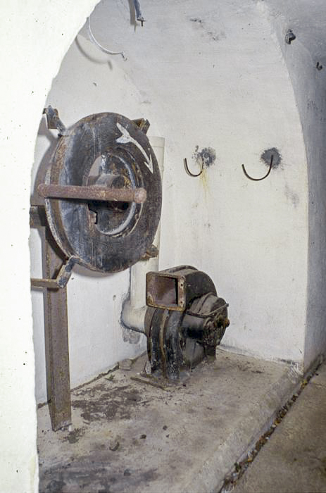 Ligne Maginot - CASTES RUINES (CR) - (Ouvrage d'infanterie) - Bloc 2
Entrée principale
Ventilateur manuel - LOVINY Alain