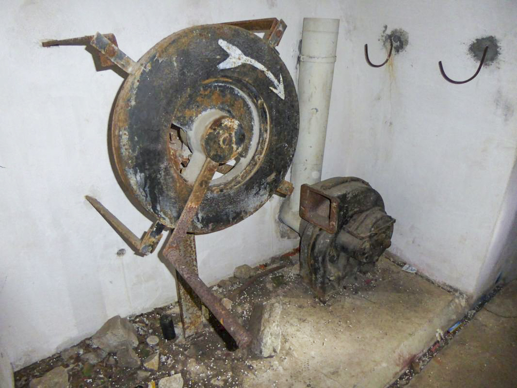 Ligne Maginot - CASTES RUINES (CR) - (Ouvrage d'infanterie) - Bloc 2
Ventilateur manuel - ELLENA-CUNY