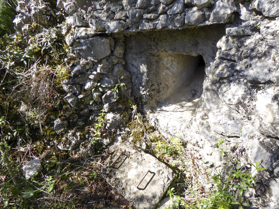 Ligne Maginot - CASTES RUINES (CR) - (Ouvrage d'infanterie) - Bloc 3
Deuxième créneau avec son obturateur - ELLENA-CUNY