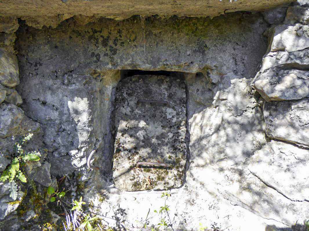 Ligne Maginot - CASTES RUINES (CR) - (Ouvrage d'infanterie) - Bloc 3
Deuxième créneau avec son obturateur - ELLENA-CUNY