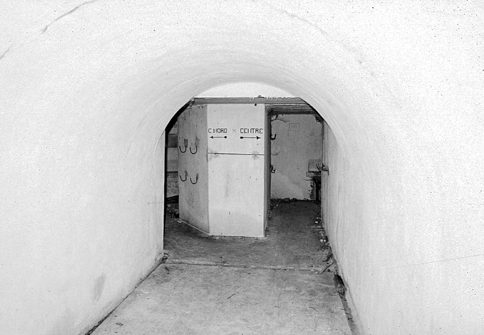 Ligne Maginot - CASTES RUINES (CR) - (Ouvrage d'infanterie) - Couloir de séparation des chambres de tir - LOVINY Alain