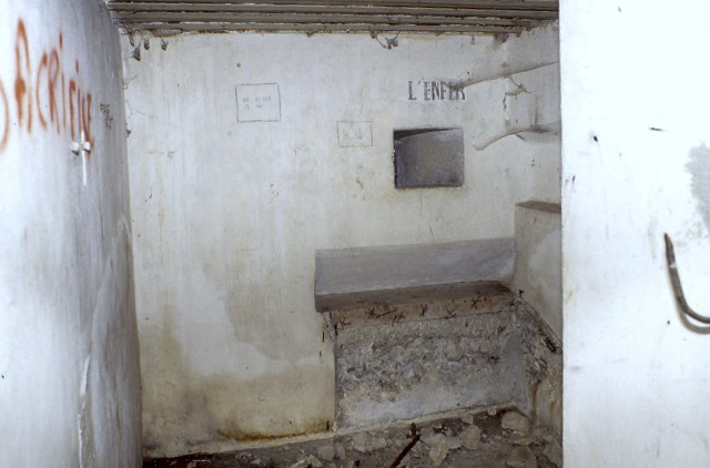 Ligne Maginot - CASTES RUINES (CR) - (Ouvrage d'infanterie) - Bloc 3
Créneau pour mitrailleuse Hotchkiss
Le créneau a été surnommé 'l'enfer' - Marc ENDINGER