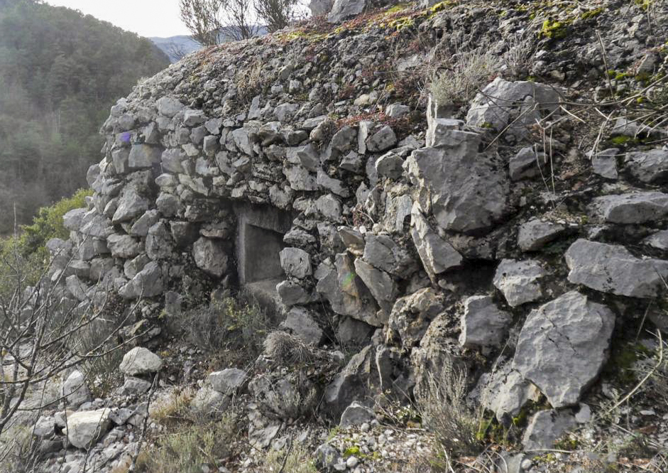 Ligne Maginot - CASTES RUINES (CR) - (Ouvrage d'infanterie) - Bloc 4
Noter le camouflage du bloc - Sud passion