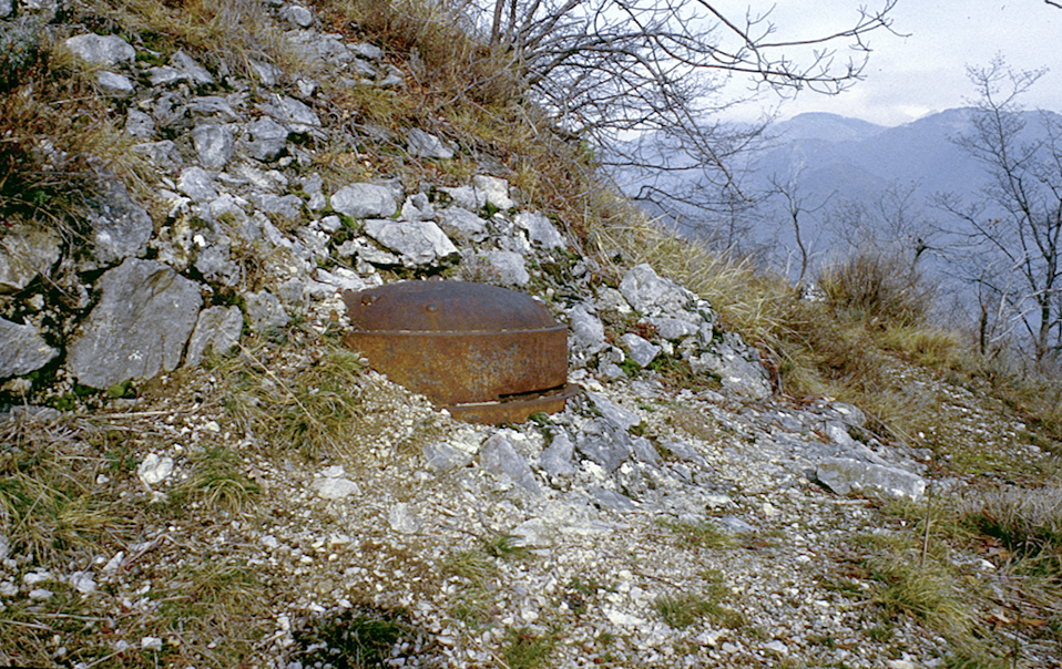 Ligne Maginot - CASTES RUINES (CR) - (Ouvrage d'infanterie) - Bloc 5
La guérite observatoire - LOVINY Alain