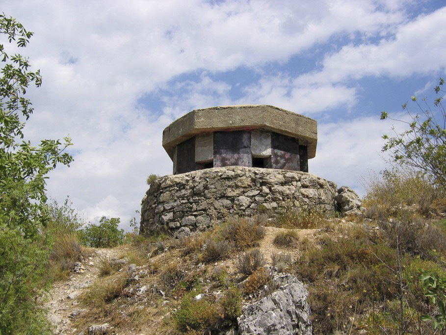 Ligne Maginot - CASTES RUINES 1 - (Observatoire d'infanterie) - De construction inclassable, ce bloc est souvent considéré comme une 'tourelle pour FM' - Serge FORNERIS
