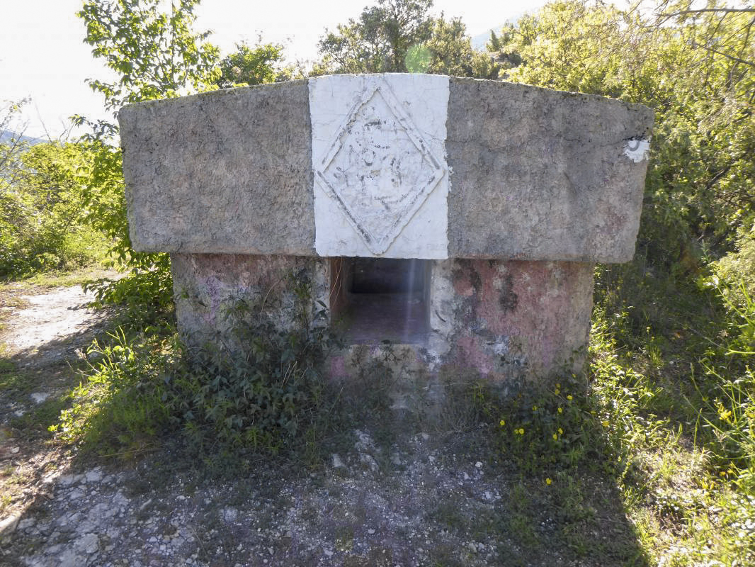Ligne Maginot - CASTES RUINES (CR) - (Ouvrage d'infanterie) - La cheminée d'aération - ELLENA-CUNY