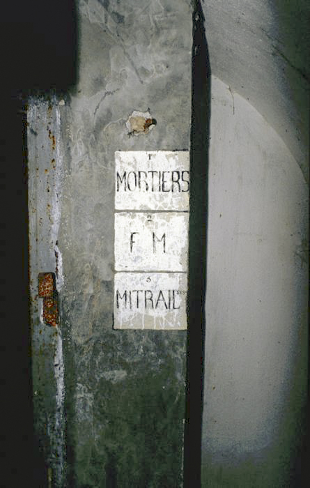 Ligne Maginot - CASTES RUINES (CR) - (Ouvrage d'infanterie) - Bloc 3
Indications à côté de la porte - LOVINY Alain