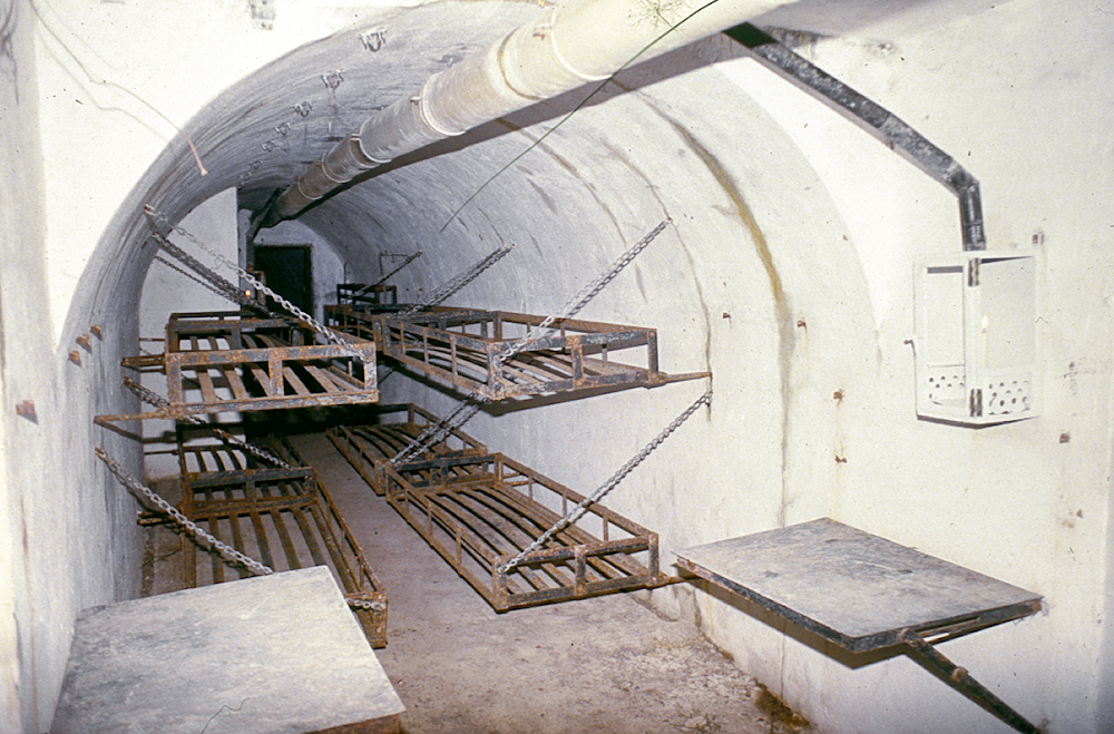 Ligne Maginot - CASTES RUINES (CR) - (Ouvrage d'infanterie) - Galerie - Dortoir

 - LOVINY Alain