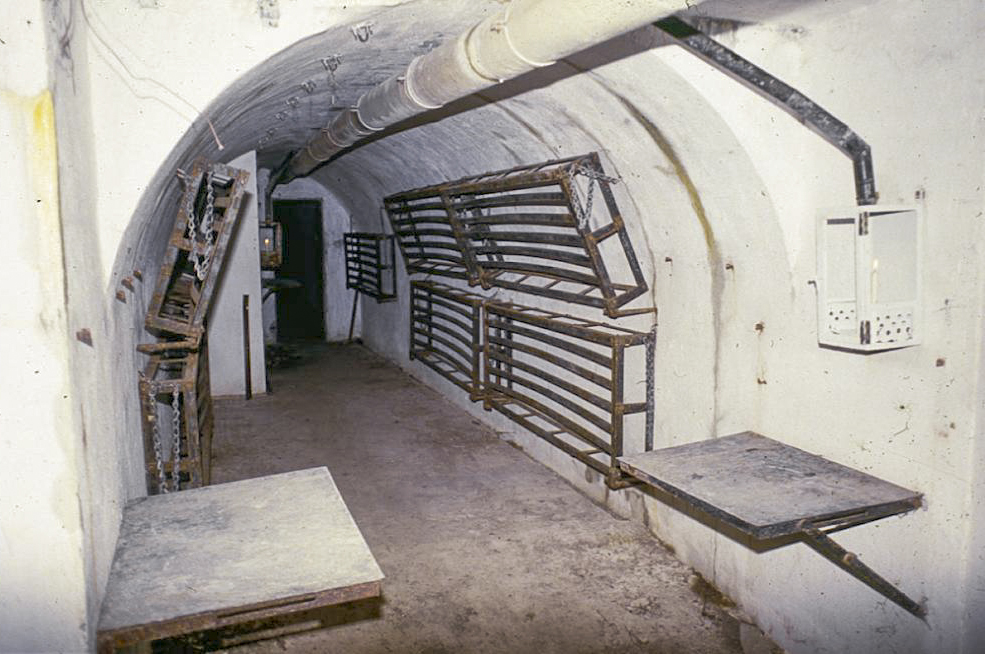 Ligne Maginot - CASTES RUINES (CR) - (Ouvrage d'infanterie) - Galerie - Dortoir

 - LOVINY Alain