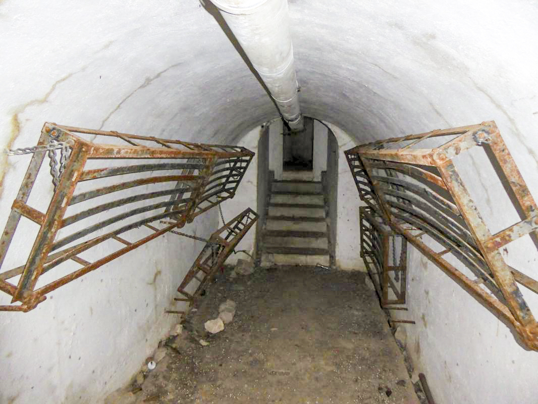 Ligne Maginot - CASTES RUINES (CR) - (Ouvrage d'infanterie) - Le casernement intérieur - ELLENA-CUNY