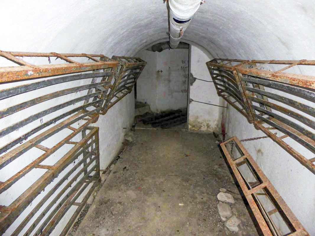 Ligne Maginot - CASTES RUINES (CR) - (Ouvrage d'infanterie) - Le casernement intérieur - ELLENA-CUNY