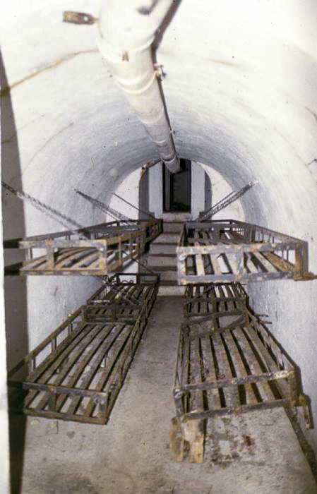 Ligne Maginot - CASTES RUINES (CR) - (Ouvrage d'infanterie) - Galerie - Dortoir

 - LOVINY Alain
