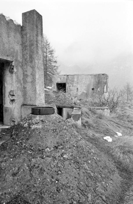 Ligne Maginot - SAINT DALMAS LE SELVAGE (SD) - (Ouvrage d'infanterie) - Le casernement et le bloc 3 (Observatoire)
Le bloc 2 est au second plan - LOVINY Alain