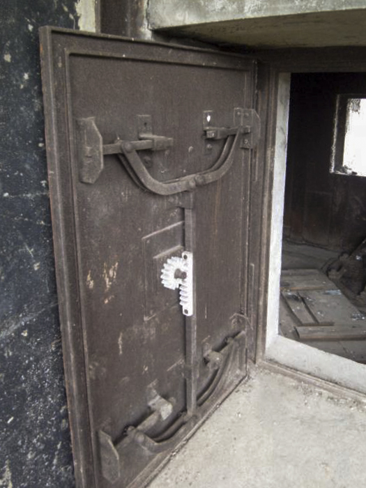 Ligne Maginot - BB45 - (Blockhaus pour canon) - L'entrée - GLÜCKSJÄGER GJ13