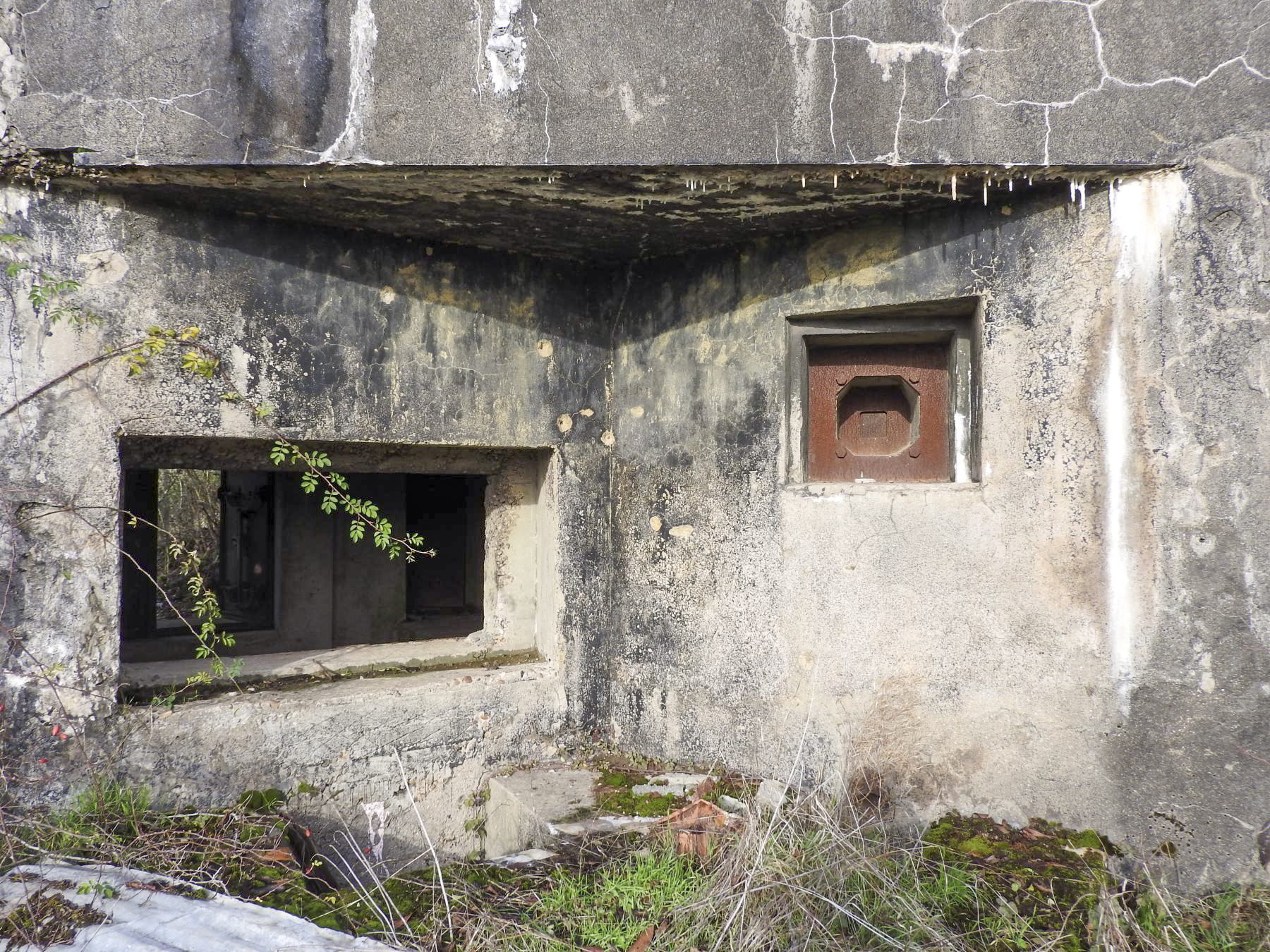 Ligne Maginot - BB45 - (Blockhaus pour canon) - Le créneau pour un canon anti-char et le créneau pour un FM. - STENGER Mathieu