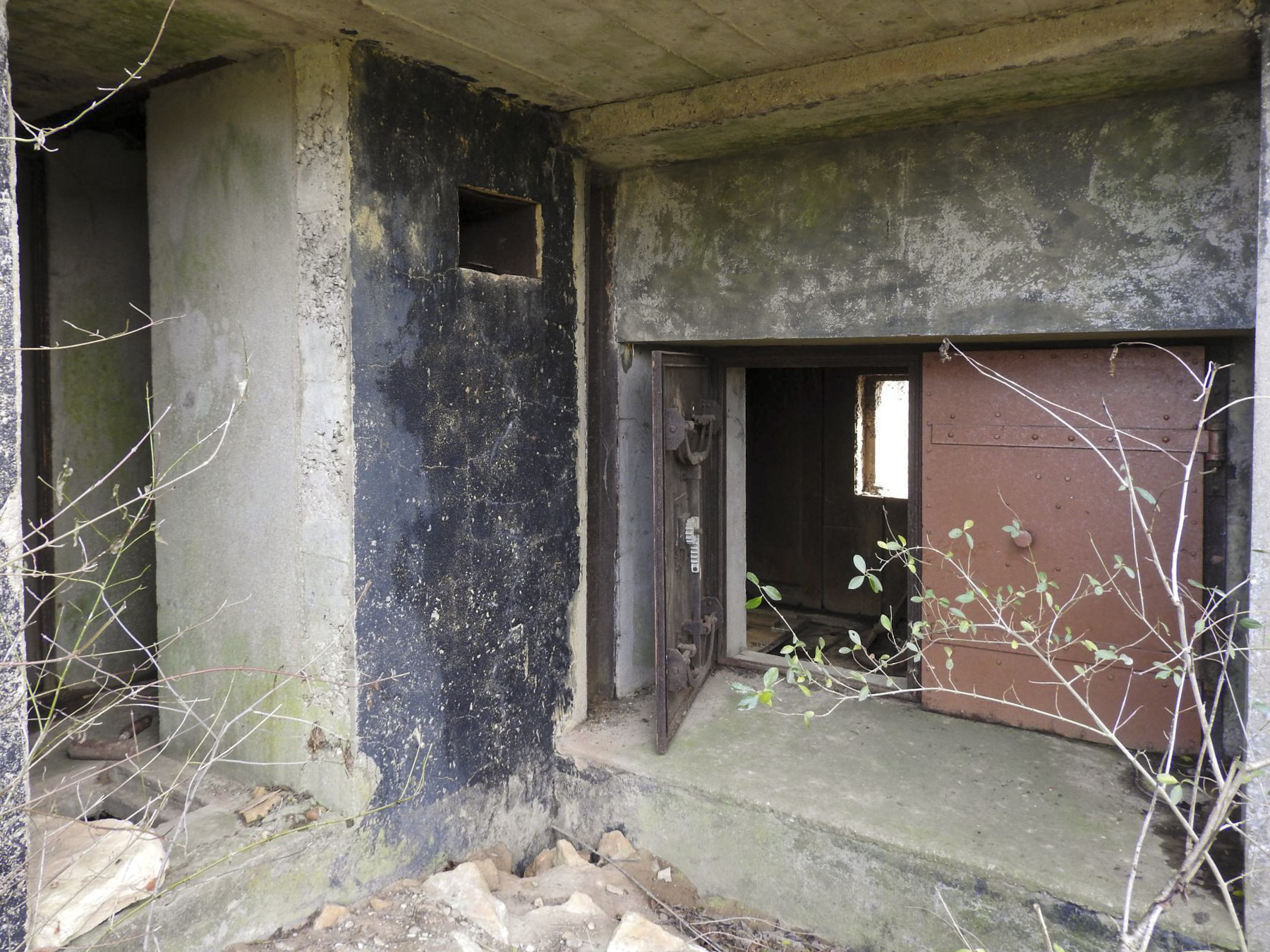 Ligne Maginot - BB45 - (Blockhaus pour canon) - Les entrées hommes, à gauche, et matériels à droite. - STENGER Mathieu