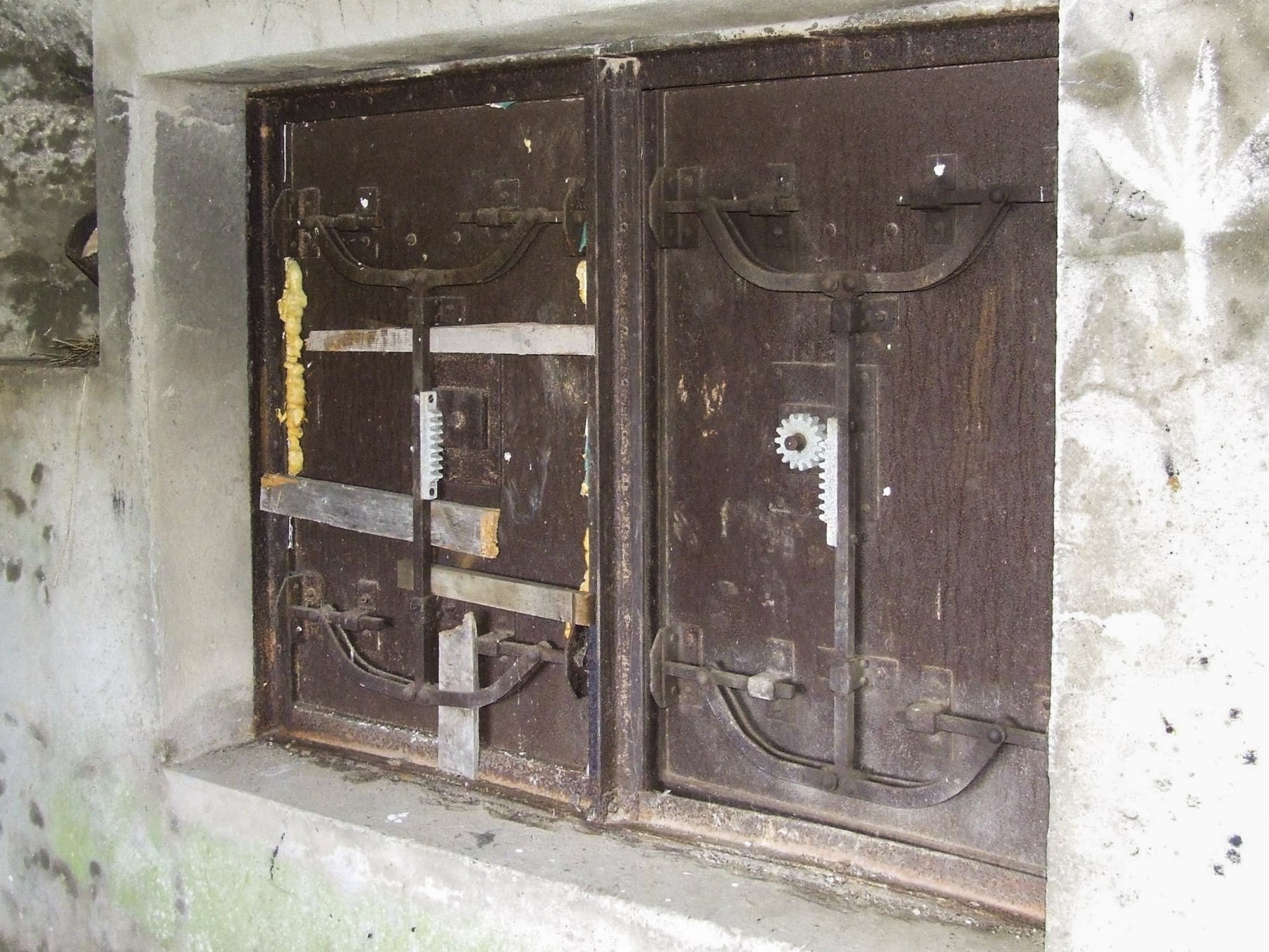 Ligne Maginot - BB45 - (Blockhaus pour canon) - Les portes de l'entrée matériel vues de l'intérieur. On voie bien le système de fermeture. - STENGER Mathieu