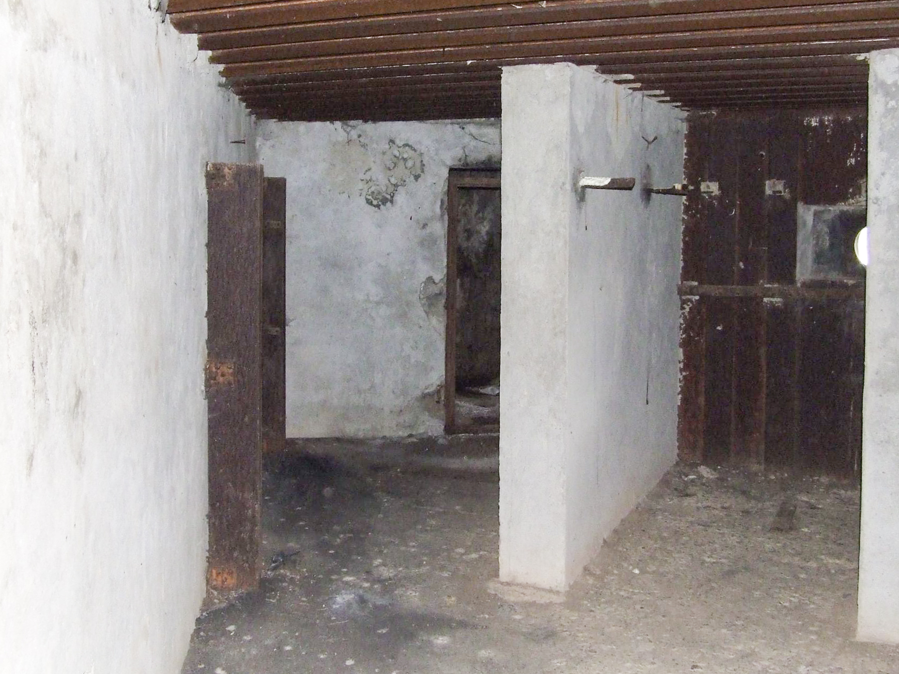 Ligne Maginot - BB45 - (Blockhaus pour canon) - A gauche une salle de repos avec au fond la porte vers la cloche non installée et à droite la chambre de tir pour mitrailleuse. - STENGER Mathieu