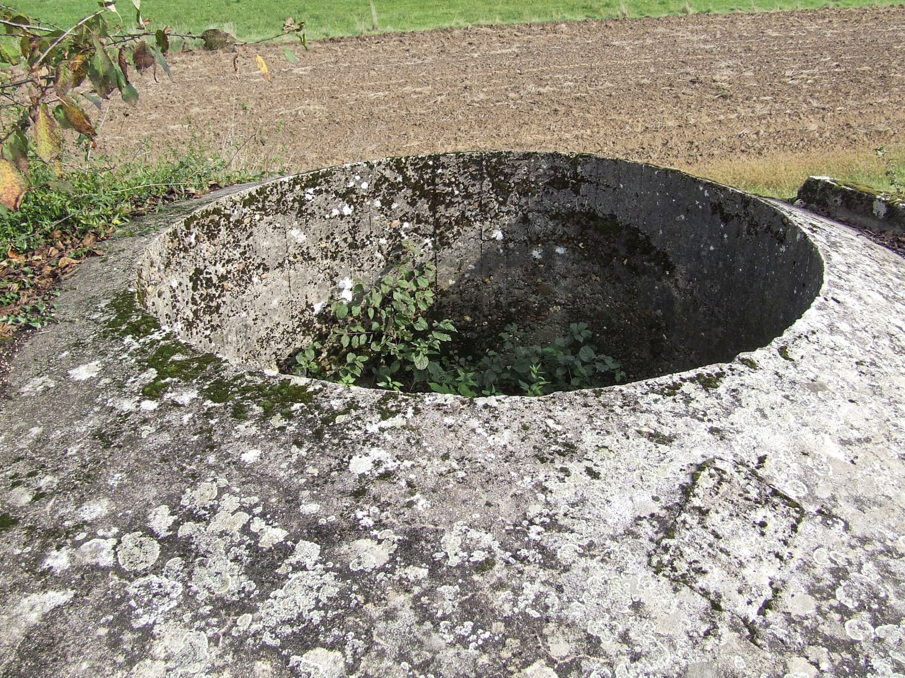 Ligne Maginot - BB45 - (Blockhaus pour canon) - Le puits de la cloche non installée. - STENGER Mathieu