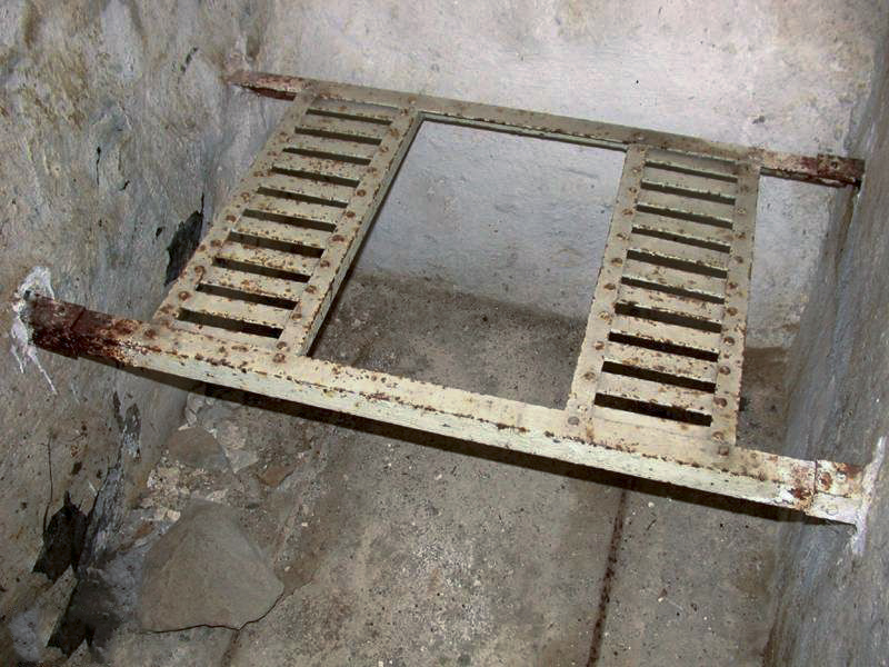 Ligne Maginot - SAINT DALMAS LE SELVAGE (SD) - (Ouvrage d'infanterie) - Les dessous de l'ouvrage
Les latrines, un seau était disposé sous le siège
 - ZEIG Marc