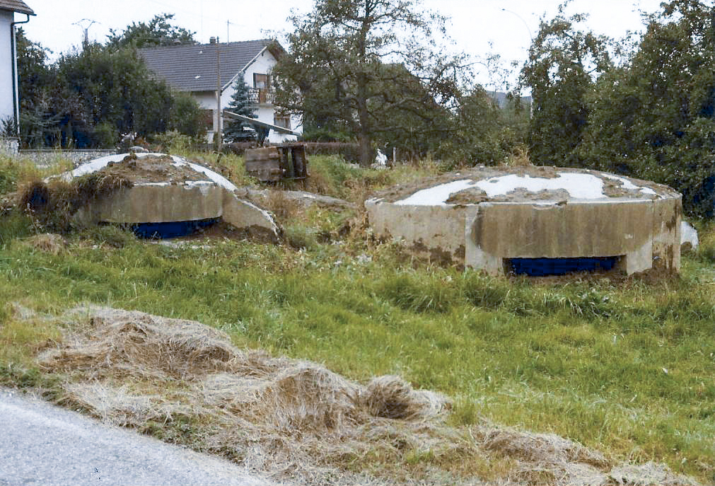 Ligne Maginot - MUESPACH NORD - (Blockhaus pour canon) - Un blockhaus pour mitrailleuse à gauche, un blockhaus pour canon à droite - Jean-Bernard Wahl