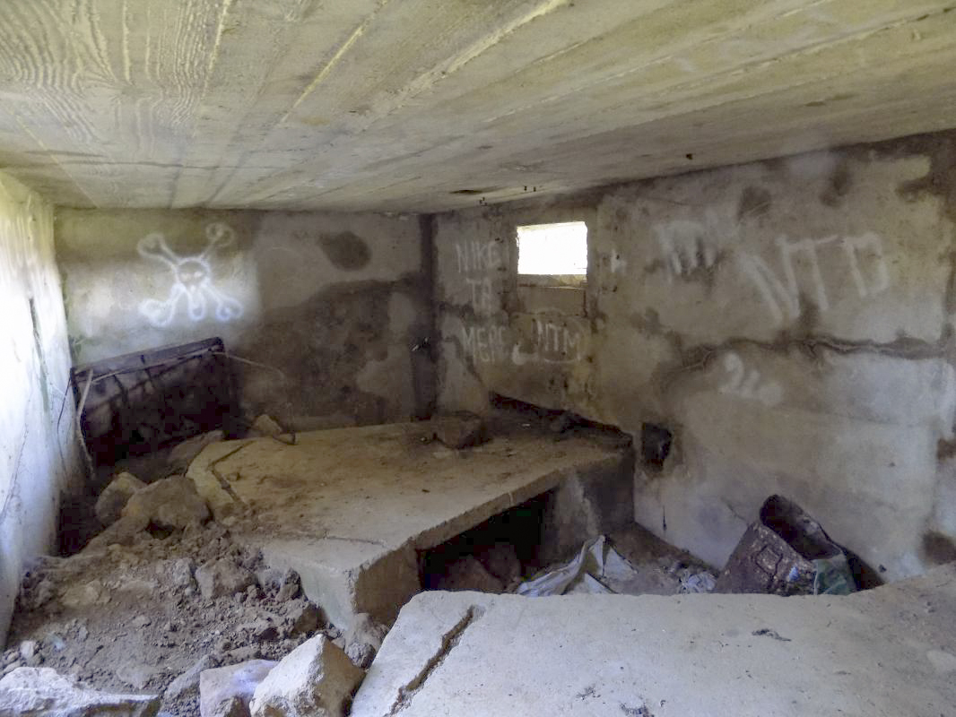 Ligne Maginot - BB77-B - LES HACHES EST - (Blockhaus pour canon) - L’intérieur gauche - R Tucker