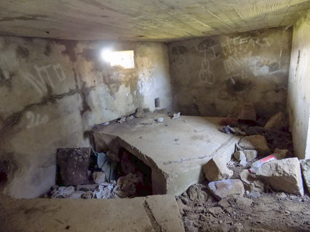 Ligne Maginot - BB77-B - LES HACHES EST - (Blockhaus pour canon) - L’intérieur droite - R Tucker