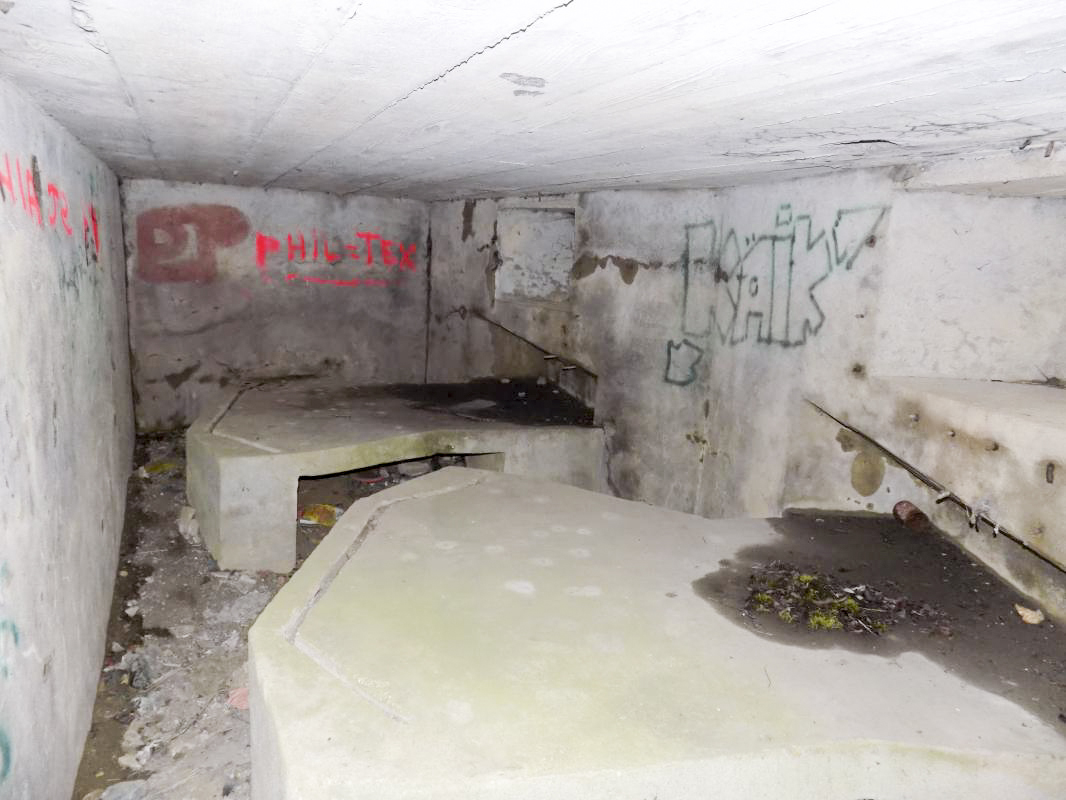 Ligne Maginot - BB77-D - LE LINHAT NORD - (Blockhaus pour arme infanterie) - Les tablettes pour mitrailleuse - R Tucker