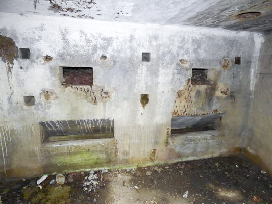 Ligne Maginot - BB77-E - LE LINHAT SUD - (Blockhaus pour arme infanterie) - Les deux emplacements de tir pour mitrailleuses, dont les créneaux sont maintenant enfouis dans le sol. - AALMA - www.lignemaginot.com