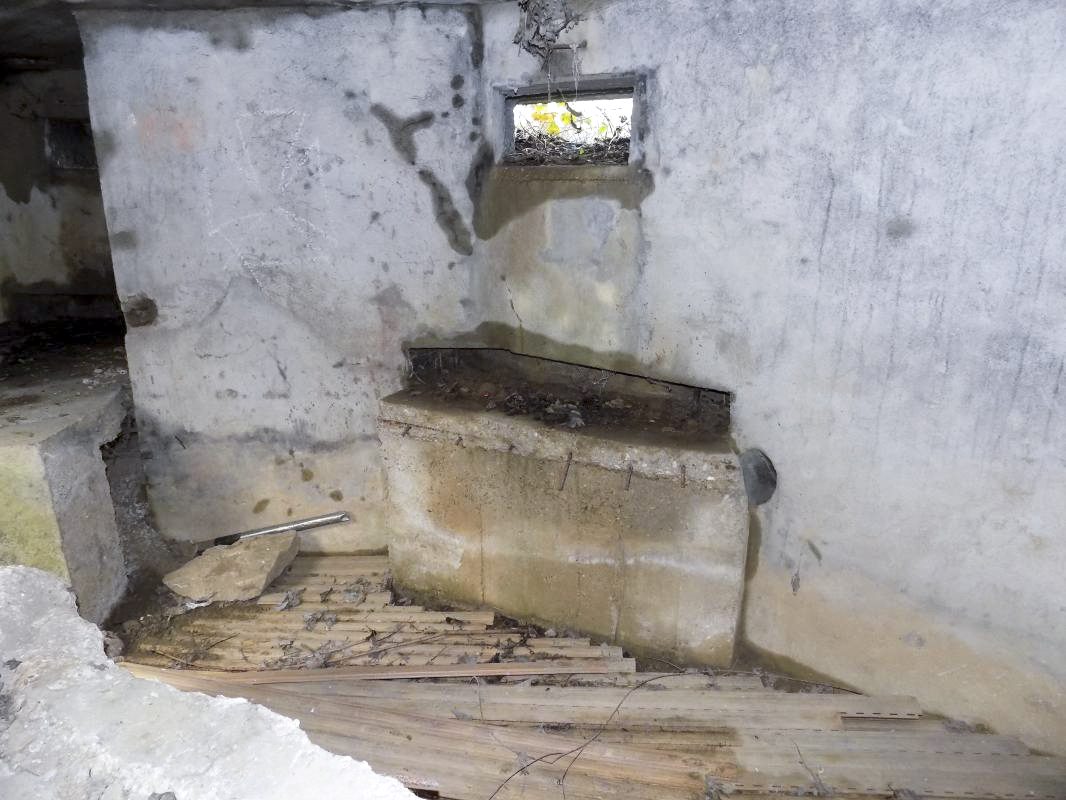 Ligne Maginot - BB77 - LES HACHES OUEST - (Blockhaus pour canon) - Créneau droite  - R Tucker