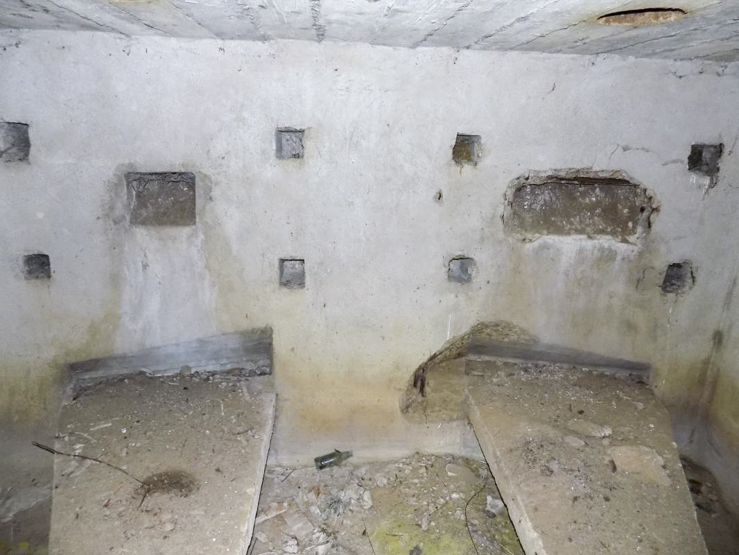 Ligne Maginot - BB78-C - GRANDE AYVELLE - (Blockhaus de type indéterminé) - Les créneaux Hotchkiss, face frontale - R Tucker