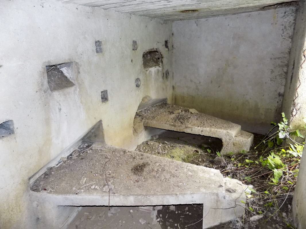 Ligne Maginot - BB78-C - GRANDE AYVELLE - (Blockhaus de type indéterminé) - Les créneaux Hotchkiss, face frontale - R Tucker