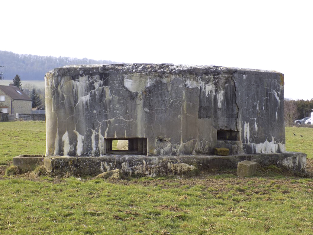 Ligne Maginot - BB82 - DOM LE MESNIL - (Blockhaus pour arme infanterie) - A droite le créneaux Hotchkiss, et FM sur la face frontale - R Tucker