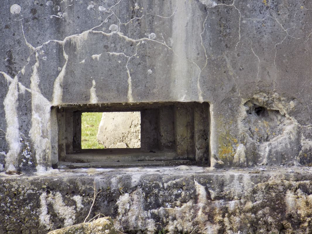 Ligne Maginot - BB82 - DOM LE MESNIL - (Blockhaus pour arme infanterie) - Créneaux Hotchkiss à droite - R Tucker