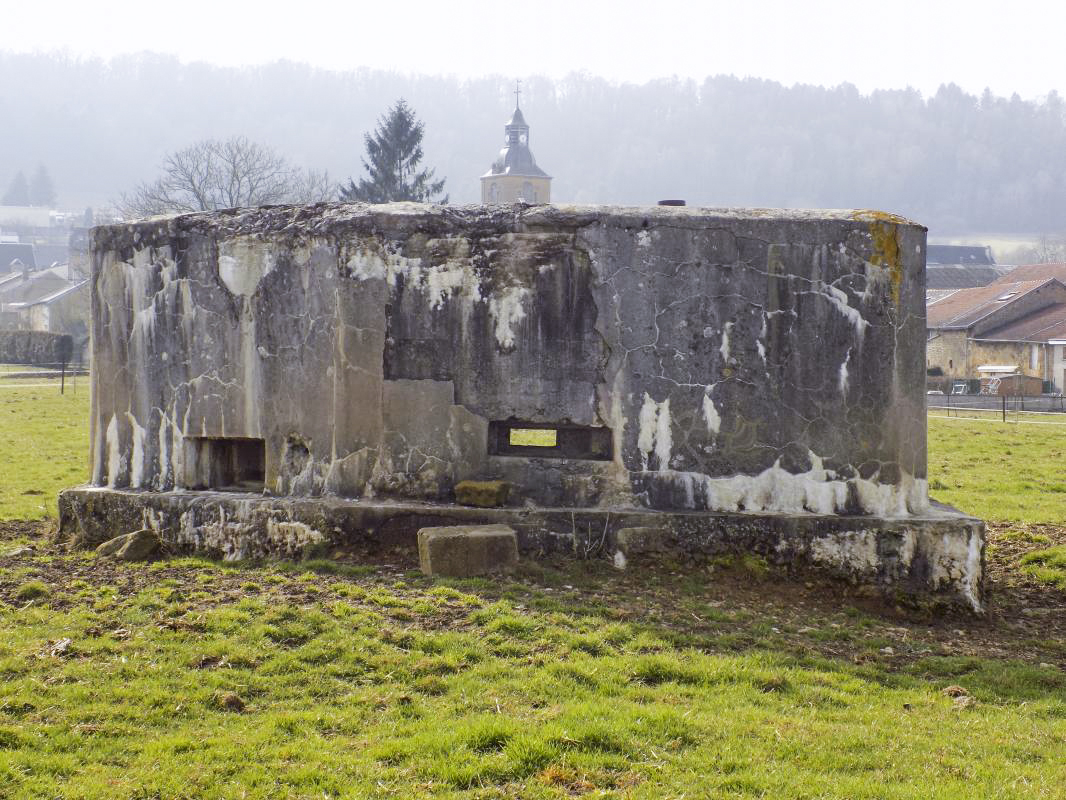 Ligne Maginot - BB82 - DOM LE MESNIL - (Blockhaus pour arme infanterie) - Créneaux Hotchkiss à droite et FM sur la face frontale - R Tucker