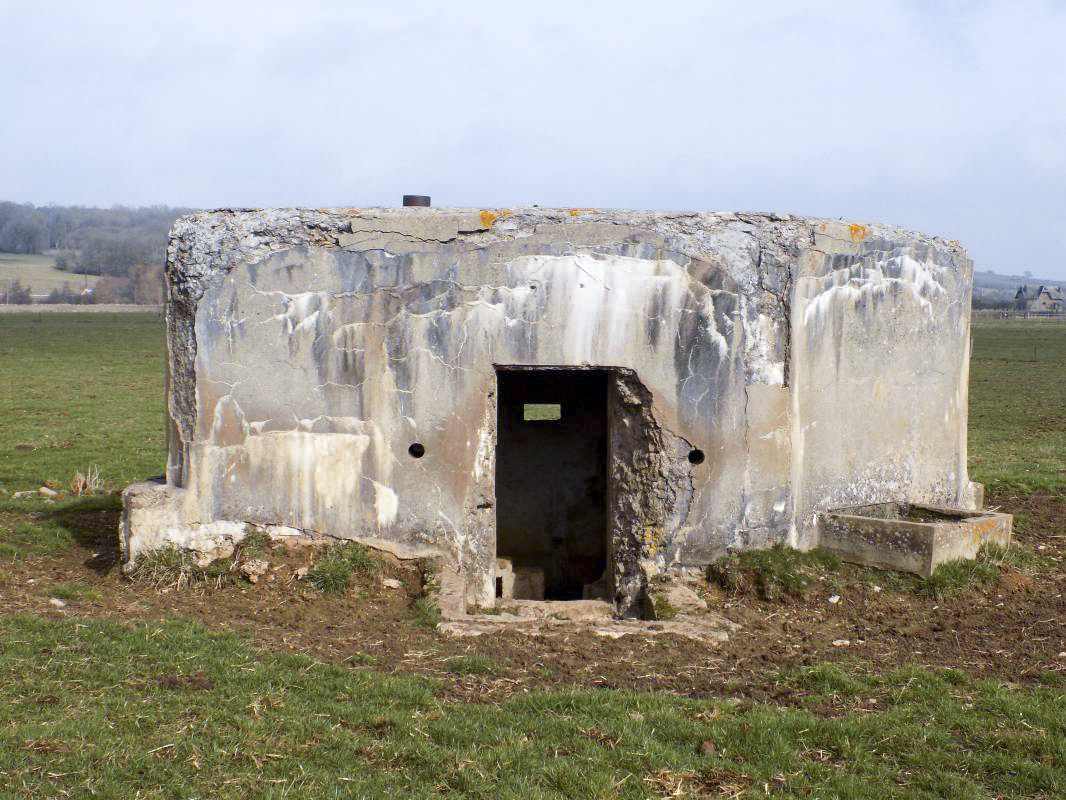 Ligne Maginot - BB82 - DOM LE MESNIL - (Blockhaus pour arme infanterie) - L'arrière avec l'entrée et l'endroit pour munitions - R Tucker