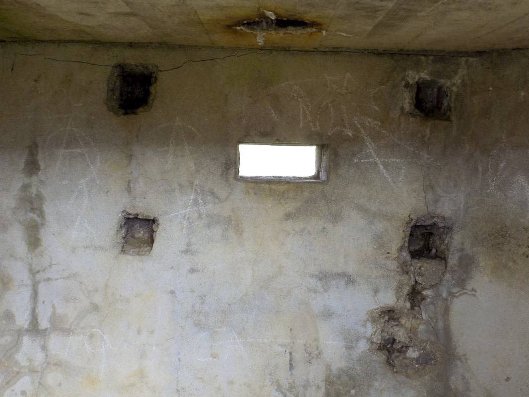 Ligne Maginot - BB82 - DOM LE MESNIL - (Blockhaus pour arme infanterie) - Face frontale, créneau FM - R Tucker